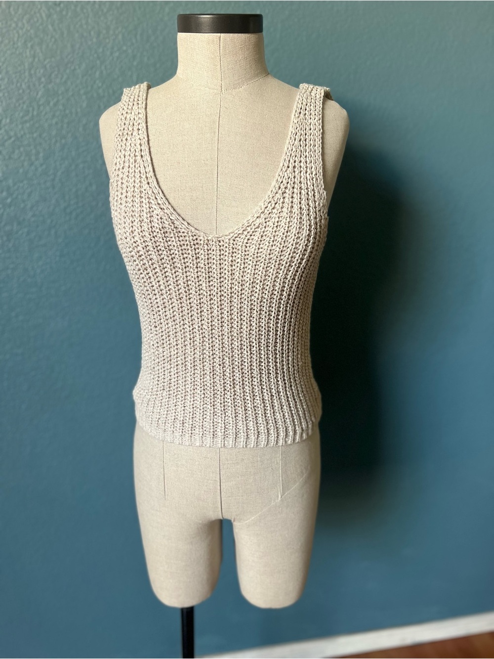 moon & madison Cream yarn Knit V-Neck Tank
